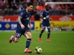 lionel-messi-memainkan-bola-selama-pertandingan-sepak-bola-liga-prancis.jpg