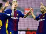 lionel-messi-merayakan-gol-bersama-ivan-rakitic-dan-andres-iniesta-dalam-duel-kontra-las-palmas_20171001_233116.jpg