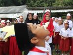 lomba-makan-kerupuk-anak-sd-004-desa-rantau-langsat_20170829_121131.jpg
