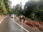 longsor-pasaman-jalan-lintas-sumatera-di-bonjol-tertimbun-tanah-jalan-putus-selama-6-jam_20181002_143935.jpg