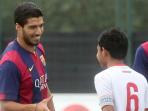luis-suarez-kiri-saat-bersalaman-dengan-evan-dimas_20150727_220814.jpg