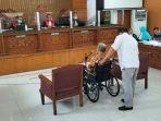 m-kece-hadir-menggunakan-kursi-roda-dalam-persidangan.jpg
