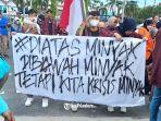 mahasiswa-demo-migor-di-depan-kantor-gubernur-riau.jpg