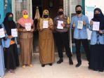 mahasiswa-kukerta-relawan-covid-19-unri-bagikan-hand-sanitizer-dan-poster-new-normal.jpg