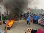 mahasiswa-unjuk-rasa-di-depan-kantor-gubernur-riau.jpg