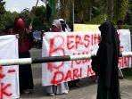 mahasiswa_demonstrasi_di_kantor_bupati_kuansing.jpg