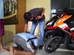 mamang-tersangka-penadah-sepeda-motor-curian-menangis-histeris-sampai-bersujud-6_20170905_163126.jpg