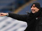 manajer-manchester-city-pep-guardiola-memberi-isyarat.jpg