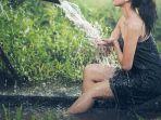 mandi-air-mancur-wanita-mandi.jpg