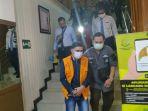 mantan_camat_tenayan_raya_abdimas_syahfitra_tersangka_kasus_dugaan_korupsi_dana_pmbrw_ditahan_jaksa.jpg