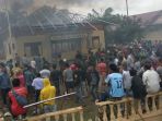 mapolsek-aceh-bendahara-dibakar-massa_20181023_190627.jpg