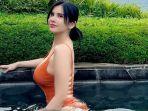 maria-vania-mandi-pakai-bikini.jpg