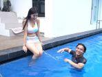 maria-vania-olahraga-dalam-kolam-renang.jpg