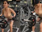 maria-vania-pakai-legging-ketat-angkat-beban-untuk-punggung-disebut-ciri-cewek-kuat-di-ranjang.jpg