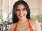 maria-vania-pakai-sport-bra-bikin-drogba-brontak-netizen-gedean-yang-kiri-kayak-daging-segar.jpg