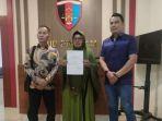 mariati-melaporkan-aparat-polres-pelalwan-ke-bid-propam-polda-riau.jpg