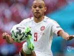 martin-braithwaite-memainkan-bola.jpg