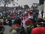 massa-aksi-di-depan-kantor-gubernur-riau-capai-1-km_20171023_103523.jpg