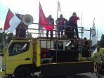 massa-buruh-dari-pelalawan-sudah-mulai-tiba-di-kantor-gubernur_20171023_085938.jpg