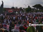 massa-buruh-tutup-jalur-sudirman-depan-kantor-gubernur_20171023_094608.jpg