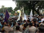 massa-demo-mahasiswa-riau-di-gedung-dprd-riau.jpg