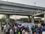 massa-penjemput-rizieq-shihab.jpg