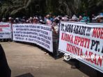masyarakat-berunjuk-rasa-menuntut-penyelewengan-hphti-pt-rsu-oleh-pt-agro-abadi-ii_20180902_222941.jpg