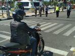 masyarakat-yang-melintas-di-jalan-diponegoro-pekanbaru-senin-1782020-menghentikan-kendaraannya.jpg