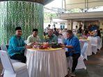 masyarakat_mengantre_untuk_berfoto_dan_bersalaman_pj_walikota_pekanbaru.jpg
