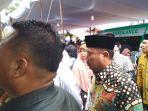 mata_wabup_catur_berkaca-kaca_iringi_peti_jenazah_almarhum_bupati_kampar_azis_zaenal.jpg