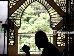 membaca-al-quran-bulan-ramadhan_20160610_144337.jpg