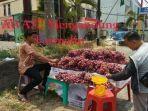 membeli-anggur-impor-asal-cina-di-jl-yos-sudarso.jpg