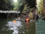 menikmati-air-dan-udara-sejuk-dan-pemandangan-tepi-sungai-yang-hijau-di-grand-canyon-riau.jpg