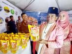 meninjau-stand-pameran-milik-PT-Musim-Mas.jpg