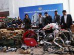 menkeu-dan-meneg-bumn-perlihatkan-barang-bukti.jpg
