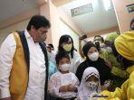 menko-airlangga-saat-meninjau-program-vaksinasi-anak-di-sdn-05-kemanggisan.jpg
