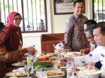 menpan-rb-tjahjo-kumolo-bawa-patin-bakar-bambu-dan-asam-pedas-baung-sebagai-oleh-oleh-dari-pekanbaru.jpg