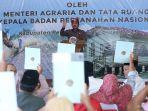 menteri-ke-pelalawan-bagi-sertipikat-tanah.jpg