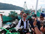 menteri-susi-pudjiastuti-usai-melakukan-pemusnahan-barang-bukti.jpg