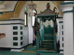 mimbar-usia-300-tahun-masjid-syahabuddin.jpg
