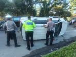 mobil-Avanza-putih-hilang-kendali-dan-terbalik-di-Jalan-Arifin-Ahmad-Pekanbaru.jpg