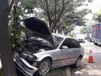 mobil-menabrak-pohon.jpg