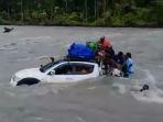 mobil-pengangkut-para-penambang-emas-hanyut-terseret-arus.jpg