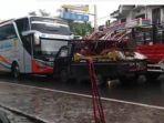 mobil-pick-up-hitam-hadang-bus-rosalia-indah.jpg