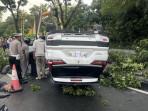 mobil-terbalik-di-jalan-sudirman-pekanbaru.jpg