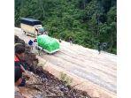 mobil-terpuruk-di-jalan-pengalihan-jalur-Lintas-Riau-Sumbar-yang-amblas.jpg