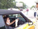 mobil-yang-dikendarai-ayu-ting-ting-diberhentikan-anggota-satpol-pp.jpg