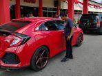 mobil_mewah_barang_bukti_yang_diamankan_polda_riau_di_kediaman_satriandi.jpg