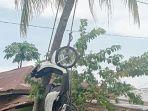 motor-digantung-di-atas-pohon-motor-scoppy-putih-tersebut-digantung-oleh-warga-setempat.jpg