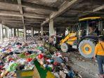 muat-sampah-di-pasar-cik-puan.jpg